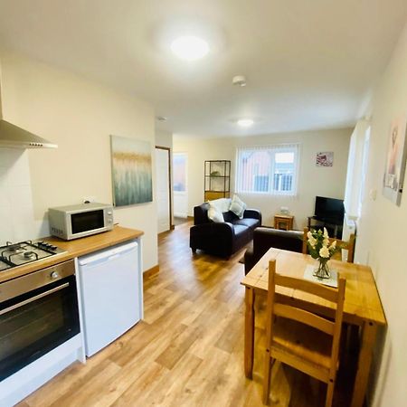 Elder Cabin With Hot Tub York Bagian luar foto