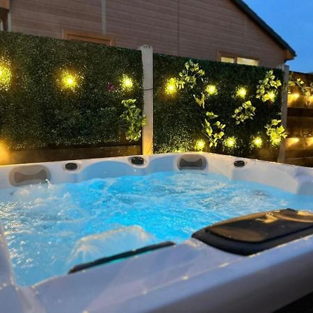 Elder Cabin With Hot Tub York Bagian luar foto