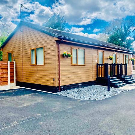 Elder Cabin With Hot Tub York Bagian luar foto