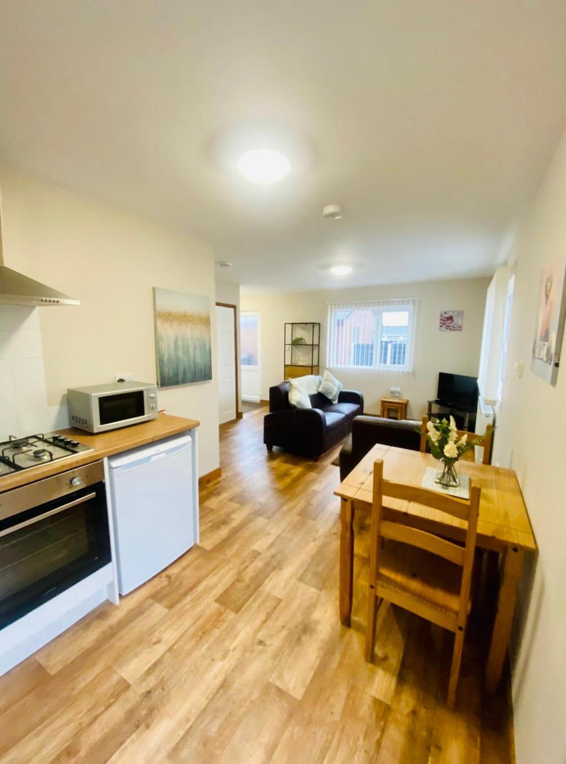 Elder Cabin With Hot Tub York Bagian luar foto