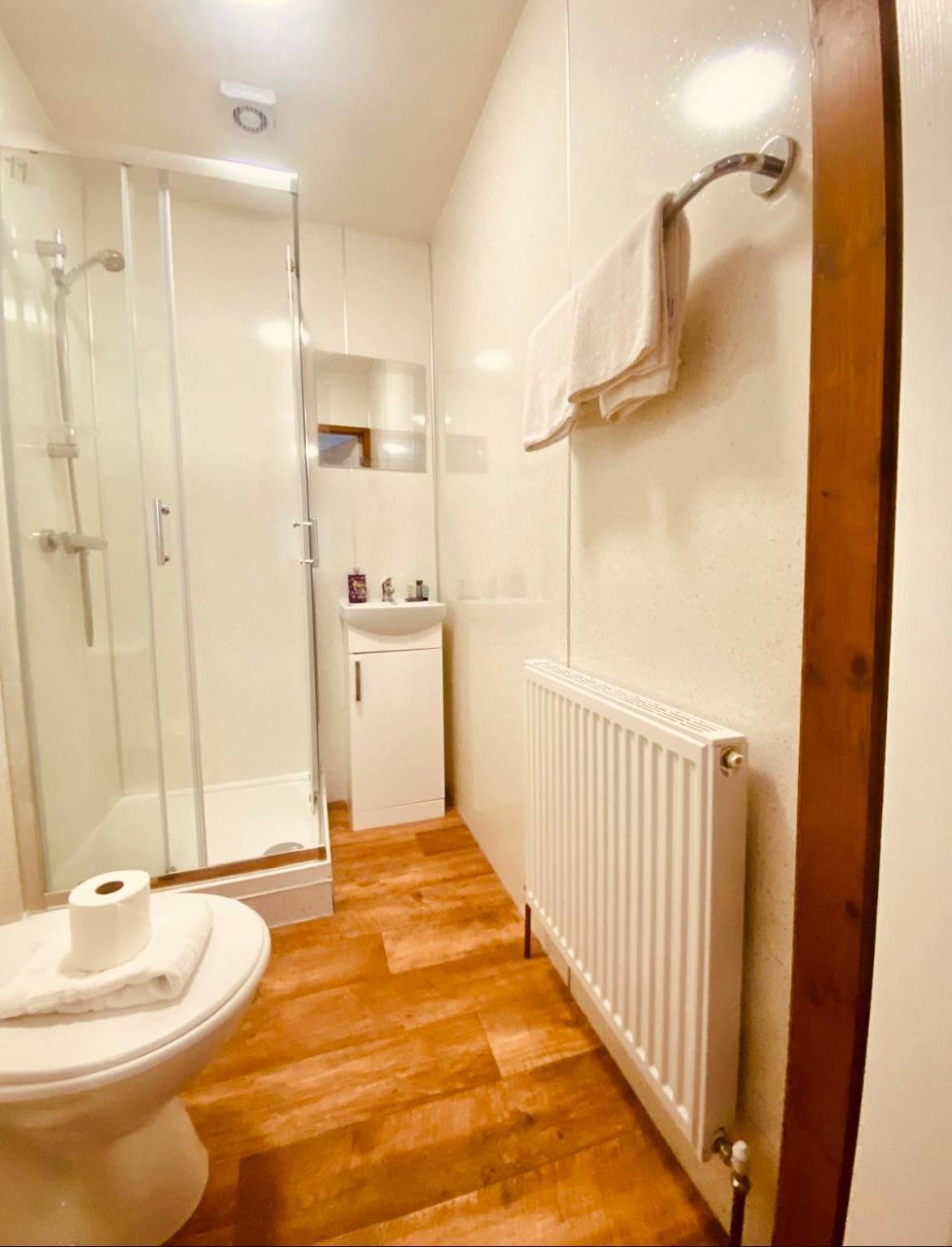 Elder Cabin With Hot Tub York Bagian luar foto