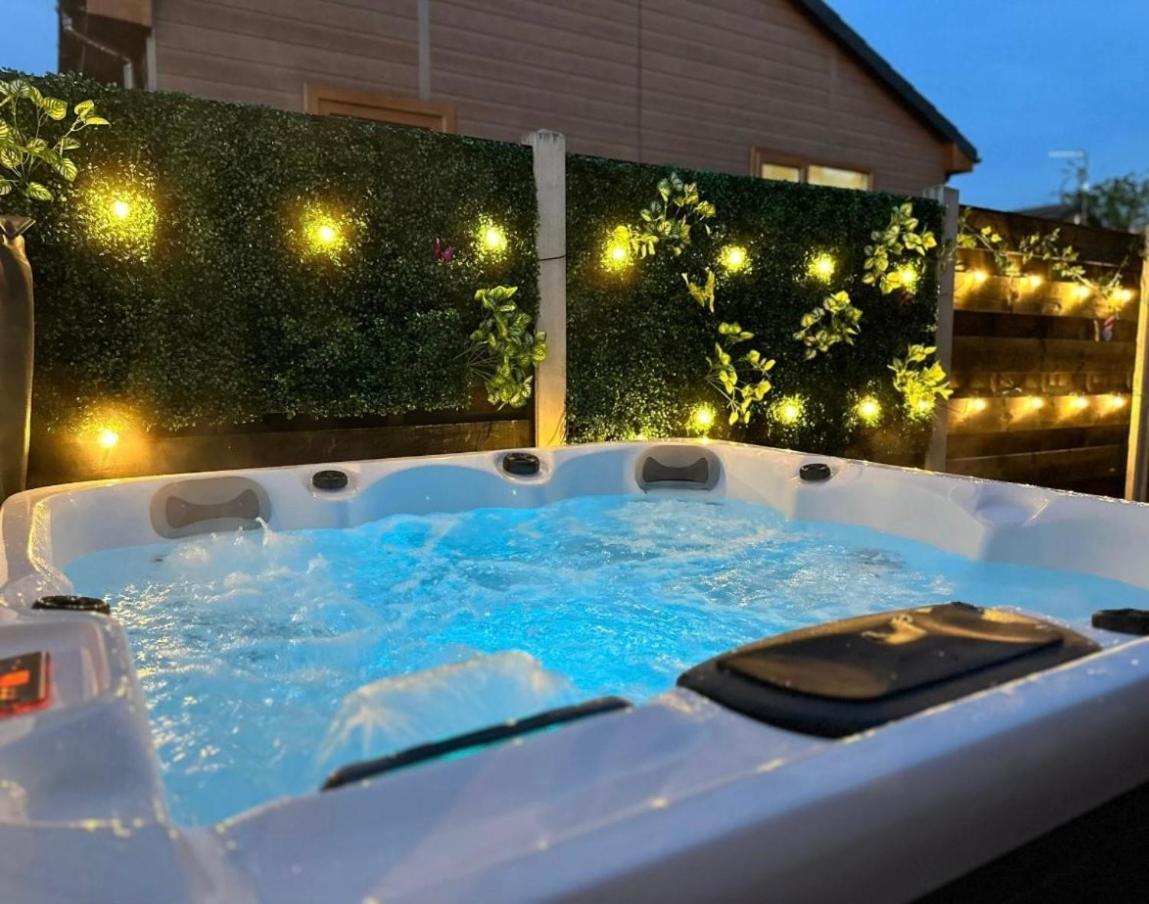 Elder Cabin With Hot Tub York Bagian luar foto