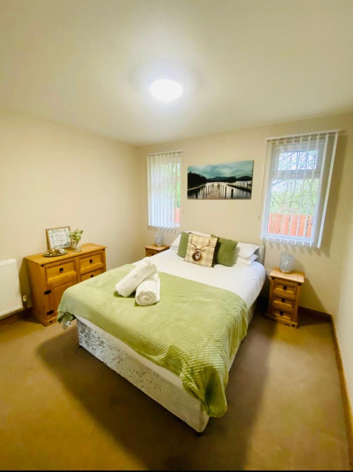 Elder Cabin With Hot Tub York Bagian luar foto