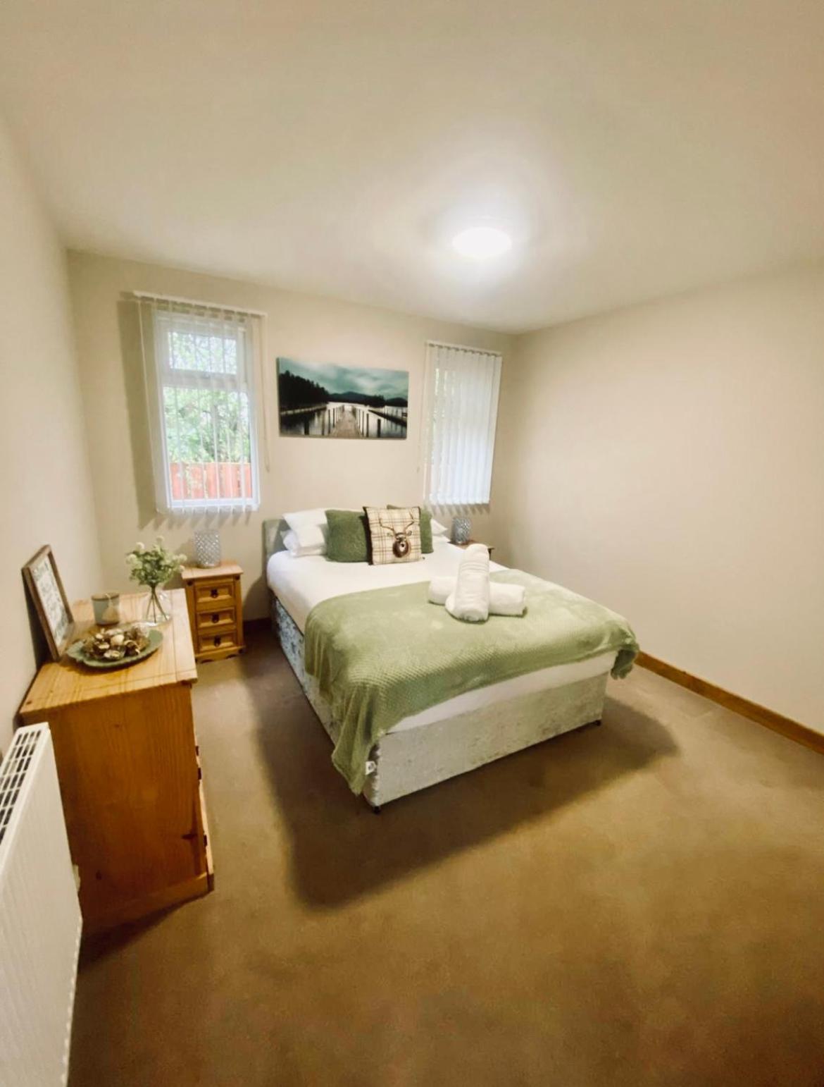 Elder Cabin With Hot Tub York Bagian luar foto