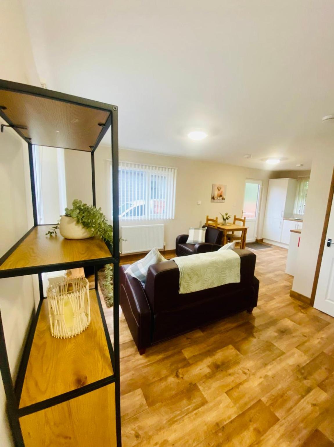 Elder Cabin With Hot Tub York Bagian luar foto
