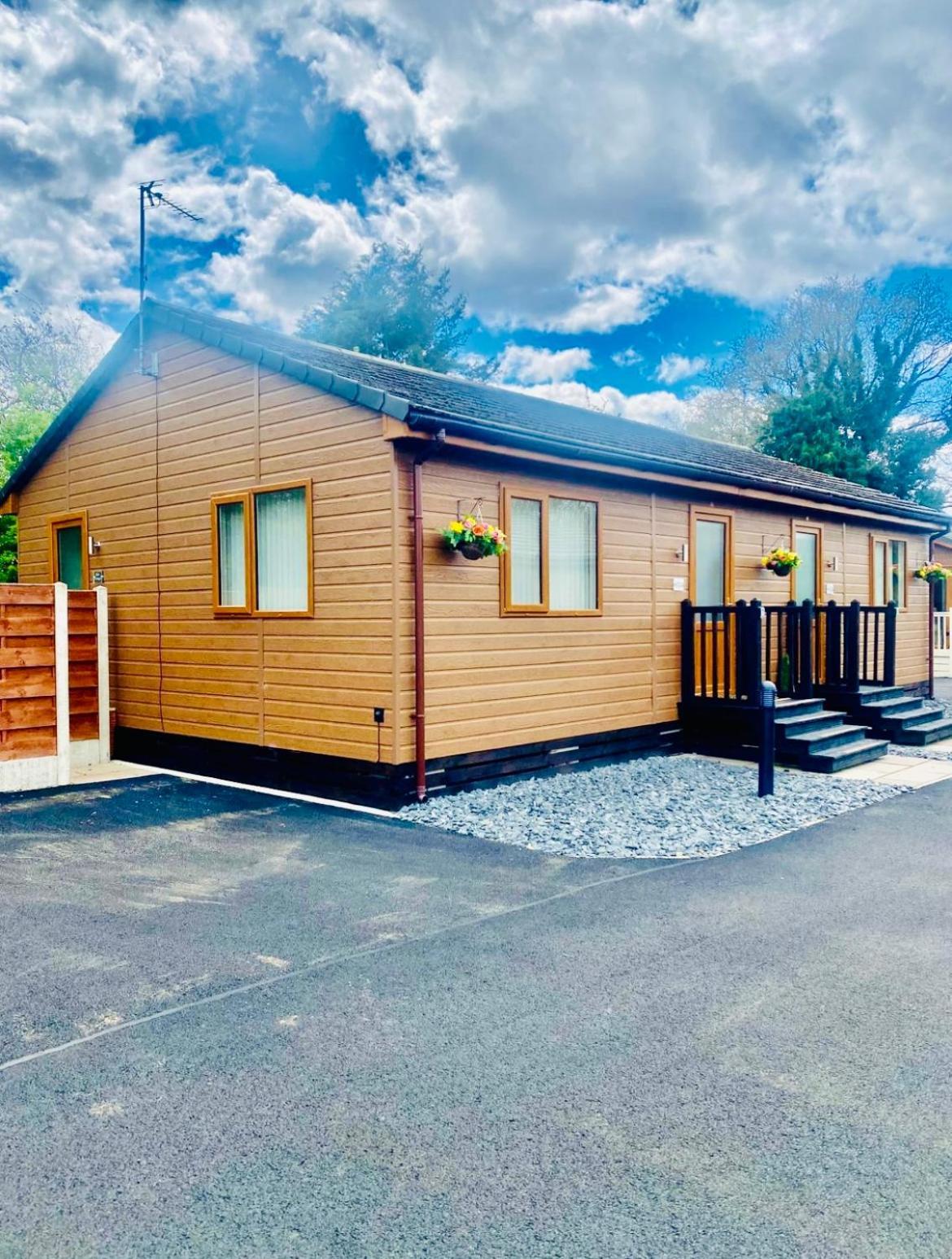 Elder Cabin With Hot Tub York Bagian luar foto